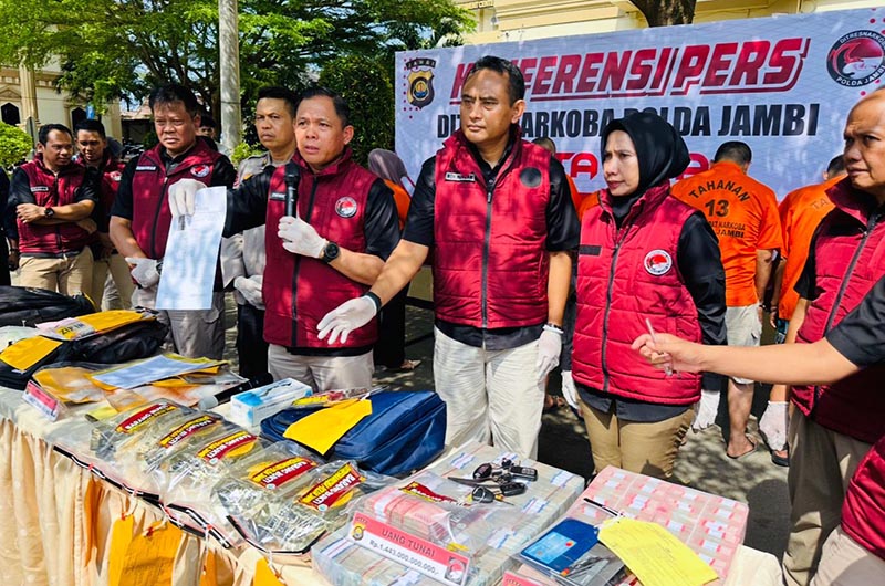 Direktur Resnarkoba Polda Jambi, Kombes Pol Dr. Ernesto Saiser, S.H., M.H., S.I.K Saat Pres Rilis Pengungkapan. FOTO Viryzha