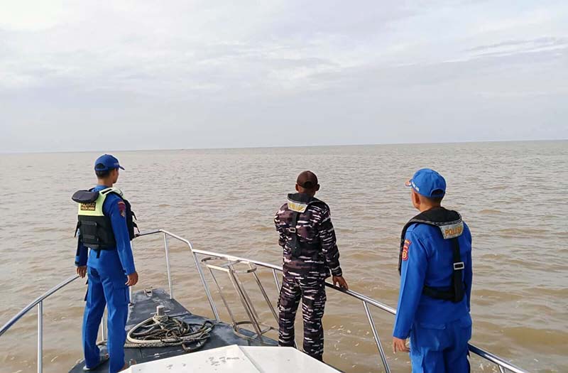 Anggota Kasat Polairud Polres Tanjab Timur Melakukan Penyisiran disekitar Loaksi Diduga Koban Terjatuh. FOTO : HMS