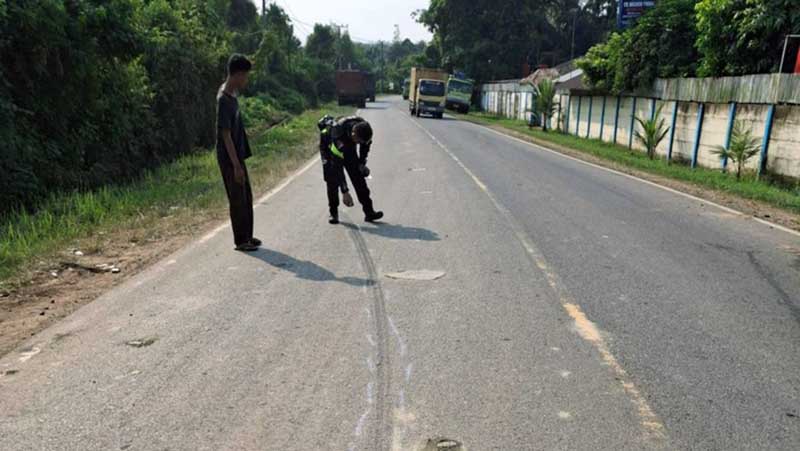 Anggota Unit Laka Polres Muaro Jambi Melakukan Olah TKP Suai Evakuasi Korban Kecelakaan dua PNS Lapas Sabak di Jalan Lintas Sabak-Jambi. FOTO: [Dok. Satlantas Muaro Jambi]


