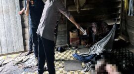 Anggota Polsek Betara dan Satreskrim Polres Tanjab Barat melakukan olah TKP di sebuah pondok kebun, Dusun Harapan, Desa Bunga Tanjung, Kec. Betara, Jumat (29/5/2026). Olah TKP ini dilakukan setelah adanya laporan penemuan jasad pria lansia berinisial AK (70) yang ditemukan tewas dengan sejumlah luka sayatan pada pukul 13.10 WIB. (Foto: Istimewa/Dok. Kepolisian)