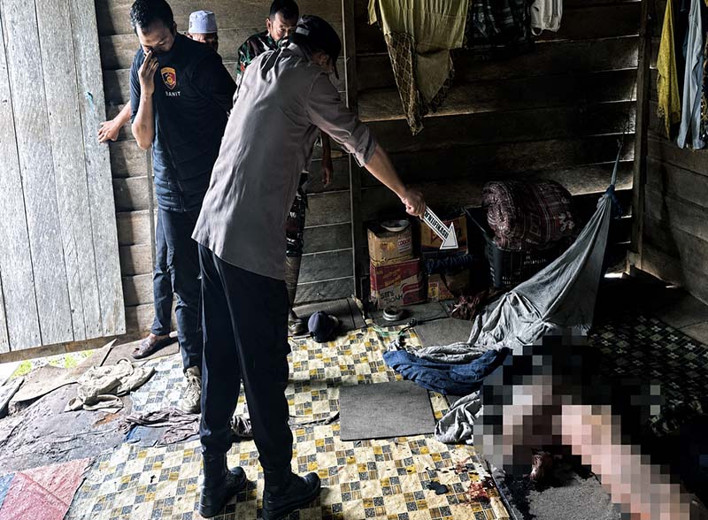Anggota Polsek Betara dan Satreskrim Polres Tanjab Barat melakukan olah TKP di sebuah pondok kebun, Dusun Harapan, Desa Bunga Tanjung, Kec. Betara, Jumat (29/5/2026). Olah TKP ini dilakukan setelah adanya laporan penemuan jasad pria lansia berinisial AK (70) yang ditemukan tewas dengan sejumlah luka sayatan pada pukul 13.10 WIB. (Foto: Istimewa/Dok. Kepolisian)