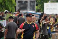 Dansat dan Anggota Brimob Polda Jambi Saat Ikuti Olahraga Bersama Sinergi TNI-Polri di Lapangan Makorem 042/Gapu, Selasa, 9 Mei 2023. FOTO : Hms