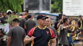 Dansat dan Anggota Brimob Polda Jambi Saat Ikuti Olahraga Bersama Sinergi TNI-Polri di Lapangan Makorem 042/Gapu, Selasa, 9 Mei 2023. FOTO : Hms