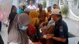PNS/TKK dari TIM TPID Melayani Masyarakat antusias membeli Cabai Merah saat TPID Tanjung Jabung Barat menggelar operasi pasar, Selasa (13/9/22). FOTO : Bas/LT