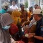 PNS/TKK dari TIM TPID Melayani Masyarakat antusias membeli Cabai Merah saat TPID Tanjung Jabung Barat menggelar operasi pasar, Selasa (13/9/22). FOTO : Bas/LT