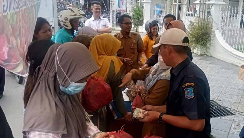 PNS/TKK dari TIM TPID Melayani Masyarakat antusias membeli Cabai Merah saat TPID Tanjung Jabung Barat menggelar operasi pasar, Selasa (13/9/22). FOTO : Bas/LT