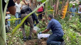 Tim Identifikasi Polresta Jambi dan Polsek Kota Baru, mendatangi lokasi Bayi Dikubur dan Membongkarnya usai mendapati laporan pemilik kebun. FOTO : IST