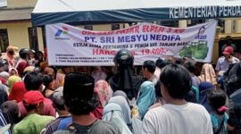 Warga Antri saat Operasi Gas Elpiji 3 Kilogram di Halaman Dinas UKM Perindustrian dan Perdagangan Tanjung Jabung Barat, Senin (3/10/22). FOTO : Bas/LT
