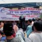 Warga Antri saat Operasi Gas Elpiji 3 Kilogram di Halaman Dinas UKM Perindustrian dan Perdagangan Tanjung Jabung Barat, Senin (3/10/22). FOTO : Bas/LT