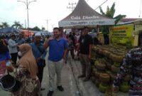 H. Yusuf dampingi Mohd Rendra Ramadhan Usman yang turun meninjau Operasi Pasar Gas Elpiji, Kamis (29/12/22). FOTO : Bas/LT