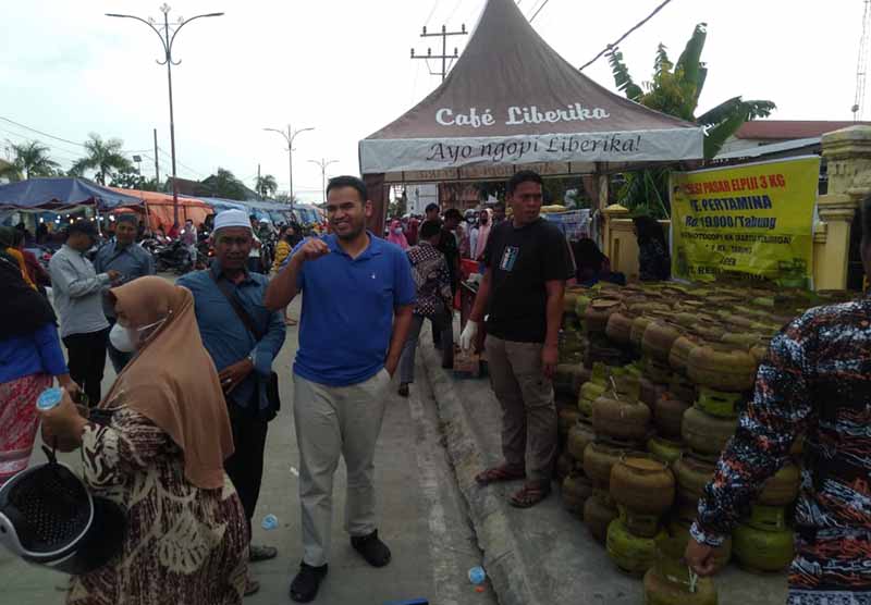 H. Yusuf dampingi Mohd Rendra Ramadhan Usman yang turun meninjau Operasi Pasar Gas Elpiji, Kamis (29/12/22). FOTO : Bas/LT