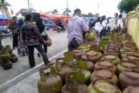 Kegiatan Operasi Pasar di Halaman Dinas UKM Perindustrian dan Perdagangan Tanjung Jabung Barat, Kamis (22/12/22). FOTO : Bas/LT