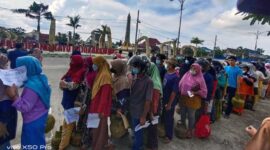 Warga Antri saat Operasi Pasar Gas Elpji 3 Kilogram di Depan Dinas Koperasi UKM Perindustrian dan Perdagangan Tanjab Barat, Senin (11/4/22). FOTO : Ist