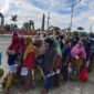 Warga Antri saat Operasi Pasar Gas Elpji 3 Kilogram di Depan Dinas Koperasi UKM Perindustrian dan Perdagangan Tanjab Barat, Senin (11/4/22). FOTO : Ist