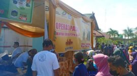 PT Perkebunan Nusantara VI (PTPN 6) Grup menggelar operasi pasar minyak goreng sebanyak 900 Ml liter dan Teh di Lapangan Halaman Kantor Camat Sekernan, Kamis (20/1/22).