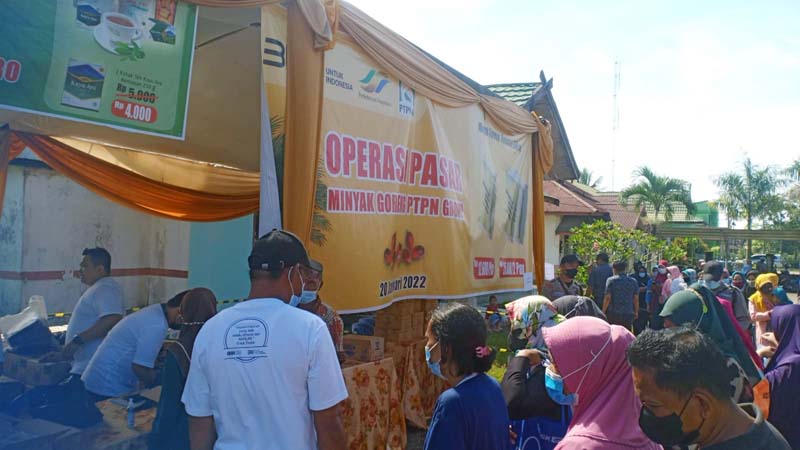 PT Perkebunan Nusantara VI (PTPN 6) Grup menggelar operasi pasar minyak goreng sebanyak 900 Ml liter dan Teh di Lapangan Halaman Kantor Camat Sekernan, Kamis (20/1/22).