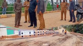Bupati Tanjab Barat H. Anwar Sadat Saat Meninjau Pembangunan Proyek Oprit Jembatan Sugeng, Selasa (28/12/21). FOTO : HB/LT.
