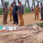 Bupati Tanjab Barat H. Anwar Sadat Saat Meninjau Pembangunan Proyek Oprit Jembatan Sugeng, Selasa (28/12/21). FOTO : HB/LT.