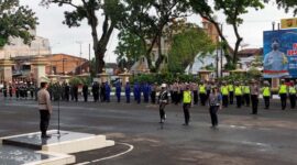 Irwasda Polda Jambi Kombes Pol Raden Heru Prakoso bertindak sebagai pemimpin apel pasukan Operasi Mandiri Keselamatan tahun 2022 di lapangan hitam Mapolda Jambi. Selasa (1/3/22).

