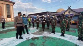 Kapolres Tanjung Jabung Barat AKBP Muharman Arta, S. IK didampingi Wakil Bupati Hairan, SH memeriksa pasukan yang terlibat di Operasi Ketupat 2022, Jum'at (22/4/22). FOTO : HMSRES Tjb