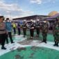 Kapolres Tanjung Jabung Barat AKBP Muharman Arta, S. IK didampingi Wakil Bupati Hairan, SH memeriksa pasukan yang terlibat di Operasi Ketupat 2022, Jum'at (22/4/22). FOTO : HMSRES Tjb