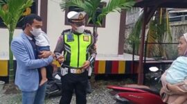 IPDA Hans Simangunsong Kanit Turjagwali Satlantas Polres Tanjung Jabung Barat menyerahkan kunci kepada Rudiansyah sembari memberikan edukasi aturan tata tertib dalam berlalu lintas, di Halaman Subsektor Polsek Tungkal Ilir, Senin (13/6/22). FOTO : Tangkapan layar