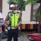IPDA Hans Simangunsong Kanit Turjagwali Satlantas Polres Tanjung Jabung Barat menyerahkan kunci kepada Rudiansyah sembari memberikan edukasi aturan tata tertib dalam berlalu lintas, di Halaman Subsektor Polsek Tungkal Ilir, Senin (13/6/22). FOTO : Tangkapan layar