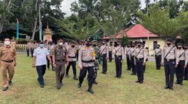 Kapolres Muaro Jambi AKBP Yuyan Priatmaja, SIK, MH Ketika Memeriksa Kesiapan Personil dan Sarana Operasi Patuh Siginjai 2022 di Mapolres Muaro Jambi, Senin (13/6/22). FOTO : Humas PMJ