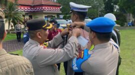 Kapolres Sarolangun AKBP Imam Rachman saat menyematkan pita kepada Peewakilan Personel Sebagai sibolitas dimulainya Operasi Patuh 2023. (Foto: Humas RTT)