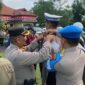 Kapolres Sarolangun AKBP Imam Rachman saat menyematkan pita kepada Peewakilan Personel Sebagai sibolitas dimulainya Operasi Patuh 2023. (Foto: Humas RTT)