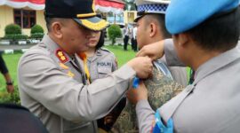 Kapolres Tanjab Timur AKBP Heri Supriawan, SIK, MH, saat menyematkan pita kepada Peewakilan Personel Sebagai sibolitas dimulainya Operasi Patuh Semeru 2023. (Foto: Humas RTT)