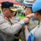 Kapolres Tanjab Timur AKBP Heri Supriawan, SIK, MH, saat menyematkan pita kepada Peewakilan Personel Sebagai sibolitas dimulainya Operasi Patuh Semeru 2023. (Foto: Humas RTT)