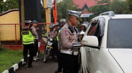 Seluruh Personel Polres Tanjab Timur Diperiksa Kelengkapan Kendarannya depan pintu masuk Mako Polres Tanjab Timur. FOTO : Humas RTT