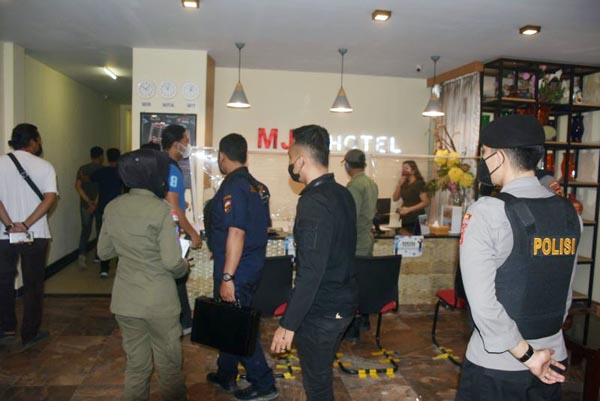 FOTO : Petugas Tim Operasi Pekat II Siginjai 2021 Polda Jambi gabungan Ketika Merazia Salah Stau Hotel di Kota Jambi, Sabtu (20/11/21).