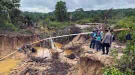 Tampak Kerusakan Tanah Akibat Aktivitas PETI di area kampung Benit, Desa Sungai Mengkuang, Kecamatan Rimbo Tengah, Kabupaten Bungo, Jambi. Penugas Melakukan Penertiban Sejumlah Alat Peti dibakar. FOTO : HPB