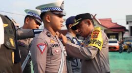 Wakapolres Tanjab Barat Kompol Jan Manto Hasiolan, SH, SIK Menyematkan Pita Buru Putih kepada Perwakilan Pesonel Satlantas di Tunjuk sebanagi Tanda Dimulainya Operasi Zebra 2023. FOTO : Humas