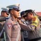 Wakapolres Tanjab Barat Kompol Jan Manto Hasiolan, SH, SIK Menyematkan Pita Buru Putih kepada Perwakilan Pesonel Satlantas di Tunjuk sebanagi Tanda Dimulainya Operasi Zebra 2023. FOTO : Humas