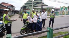 Anggota Satlantas Polres Tengah Melaksanakan Operasi Zebra Siginjai 2022 Memberikan Teguran Pada Pelajr yang Terjaring Tanpa Memakai Helem, Senin (3/10/22). FOTO : LT

