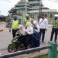 Anggota Satlantas Polres Tengah Melaksanakan Operasi Zebra Siginjai 2022 Memberikan Teguran Pada Pelajr yang Terjaring Tanpa Memakai Helem, Senin (3/10/22). FOTO : LT

