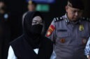 Bupati Sukoharjo Etik Suryani (tengah) berjalan dengan kawalan ketat petugas kepolisian usai menjalani pemeriksaan awal di Mapolresta Surakarta, Jawa Tengah, Jumat (10/7/2026). (Foto: Dok. Istimewa/CNNIndonesia.com)