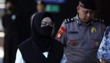 Bupati Sukoharjo Etik Suryani (tengah) berjalan dengan kawalan ketat petugas kepolisian usai menjalani pemeriksaan awal di Mapolresta Surakarta, Jawa Tengah, Jumat (10/7/2026). (Foto: Dok. Istimewa/CNNIndonesia.com)