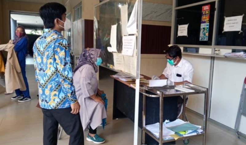 Dok. Kepala Ombudsman Jambi, Saiful Roswandi melakukan inspeksi mendadak (sidak) pelayanan RSUD Raden Mattaher Jambi, Rabu (2/3/22)