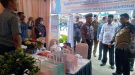 Anggota Ombudsman RI Dadan Suparjo Suharmawijaya bersama Bupati Anwar Sadat Mengunjungi Stand Festival Pelayanan Publik di Alun-Alun Kota Kuala Tungkal, Selasa (26/9/23). [FOTO : ABAS/LT]