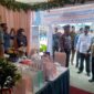 Anggota Ombudsman RI Dadan Suparjo Suharmawijaya bersama Bupati Anwar Sadat Mengunjungi Stand Festival Pelayanan Publik di Alun-Alun Kota Kuala Tungkal, Selasa (26/9/23). [FOTO : ABAS/LT]