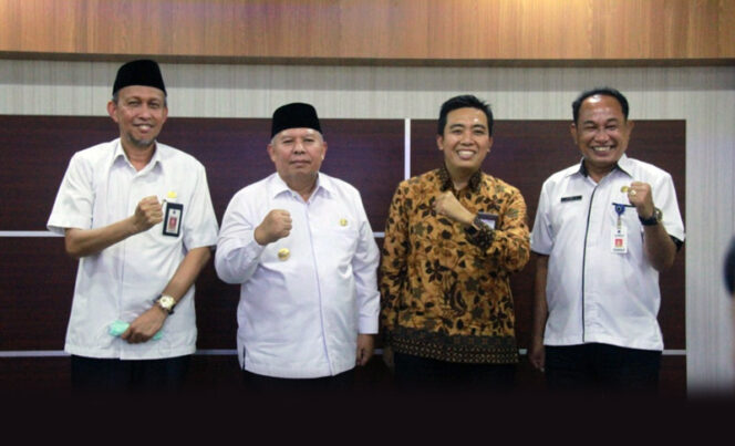 FOTO : Bupati Tanjab Barat Dr. Safrial saat rapat Persiapan Kepatuhan Standar Pelayanan Publik Tahun 2021 di Aula Bapenda (16/09/20).