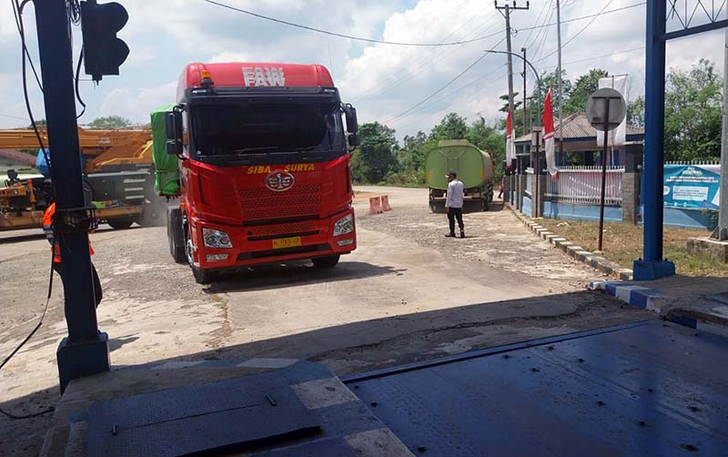 Operasi Simpatik BPTD di UPPKB Merlung Tilang 35 Angkutan Barang. FOTO : HMS