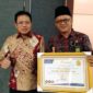Sembari pegang Piagam penghargaan, Ketua PA Kuala Tungkal Zakaria Ansori foto bersama Sekjen Mahkamah Agung Prof DR Hasbi Hasan MA. FOTO : Istimewa