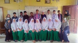 Ketua PKBM Selempang Merah, Panitia Pelaksana Ujian dan Peserta Ujian foto bersama usai USPK. FOTO : Ist