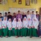 Ketua PKBM Selempang Merah, Panitia Pelaksana Ujian dan Peserta Ujian foto bersama usai USPK. FOTO : Ist