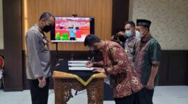 Kapolres Tanjab Barat AKBP Muharman Arta, SIK Saat Memimpin Penandatanganan Pakta Integritas Penerimaan Bintara Polri 2022. FOTO : LT
